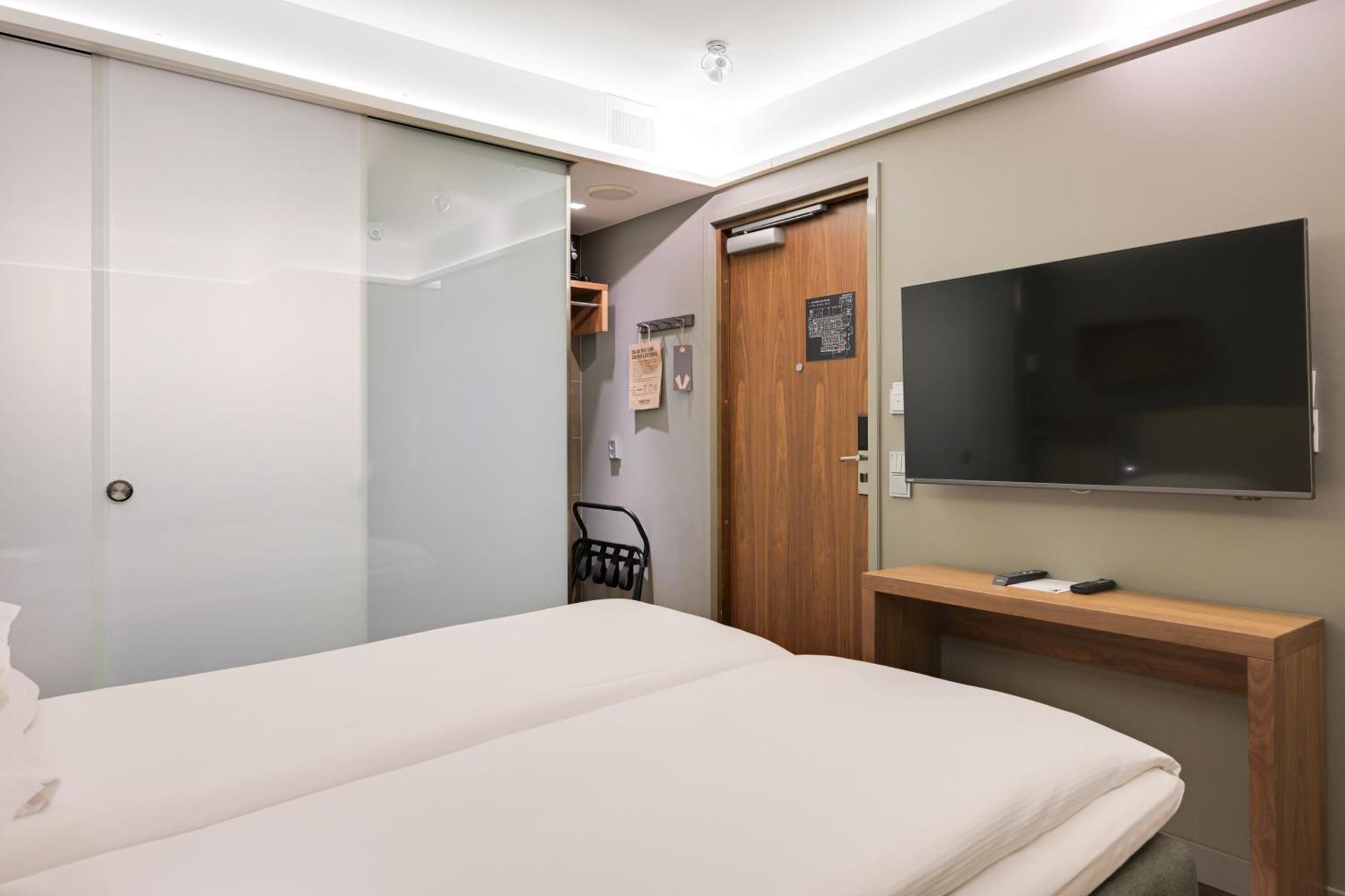 Glo Airport Hotel 3*